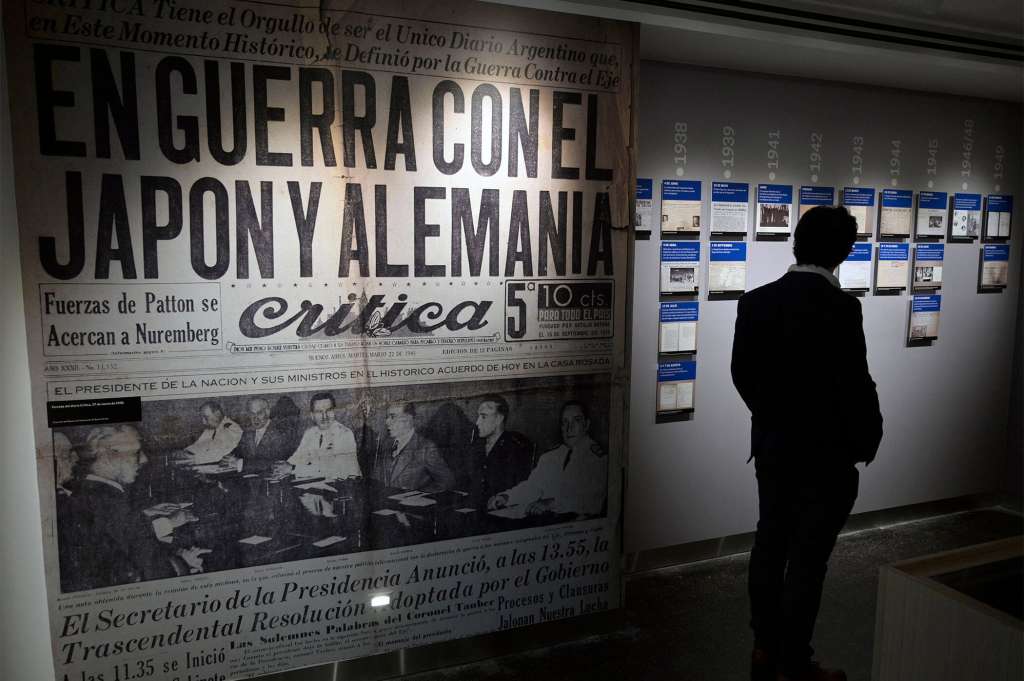 Una copia gigante de la portada de un periódico argentino que dice "En guerra con Japón y Alemania" se exhibe en el Museo del Holocausto en Buenos Aires / JUAN MABROMATA / AFP
