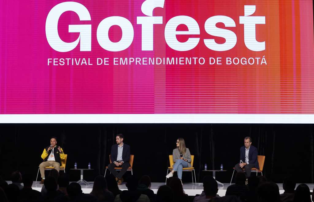 BOG200. BOGOTÁ (COLOMBIA), 30/08/2024.- Desde la izquierda, El representante de UniAndinos Colombia, Brayan Cepeda, el director de aceleración de Start-Up Chile, Sebastián Arias, la coordinadora de innovación del tecnológico de Monterey México, Odile Sánchez y el gerente de la plataforma NXTP Corporate Partners Argentina, Eduardo Amadeo, participan en el festival de emprendimiento de Bogotá (Gofest), este viernes en Bogotá (Colombia). Actores del emprendimiento latinoamericano se reunieron para debatir el auge del ecosistema de los 'start-ups' en el continente, que "ha crecido mucho" en los últimos 10 años y que "comienza a dar fruto", aunque consideran falta unidad entre los países de la región. EFE/ Mauricio Dueñas Castañeda