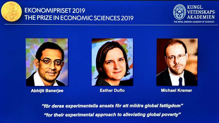las imágenes de Abhijit Banerjee, Esther Duflo y Michael Kremer, ganadores del Premio Nobel de Ciencias Económicas 2019, se muestran en una conferencia de prensa en la Real Academia de Ciencias de Suecia, en Estocolmo. / EFE