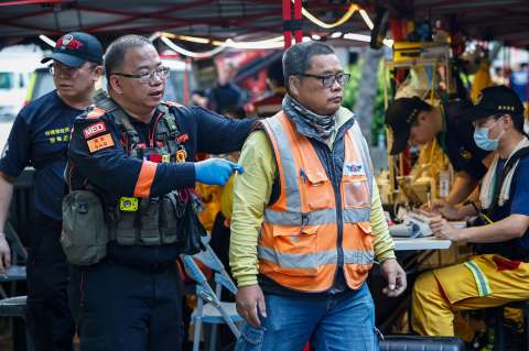 Taiwán trabaja para rescatar a al menos 700 personas tras el terremoto
