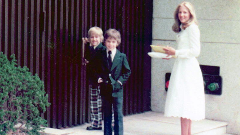 Beau y Hunter le dicen a su padre que es hora de pedirle a Jill Jacobs, entonces profesora de inglés de la escuela secundaria, que se case. Se casaron en la Capilla de las Naciones Unidas en la ciudad de Nueva York en 1977 / Foto: Página web de Joe Biden