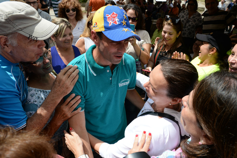 El exgobernador de Miranda, Henrique Capriles, invitó a la gente a votar a pesar de haber sido inhabilitado del juego político durante 15 años. / AFP