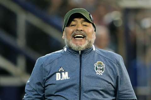Maradona se arrepintió y seguirá como DT de Gimnasia