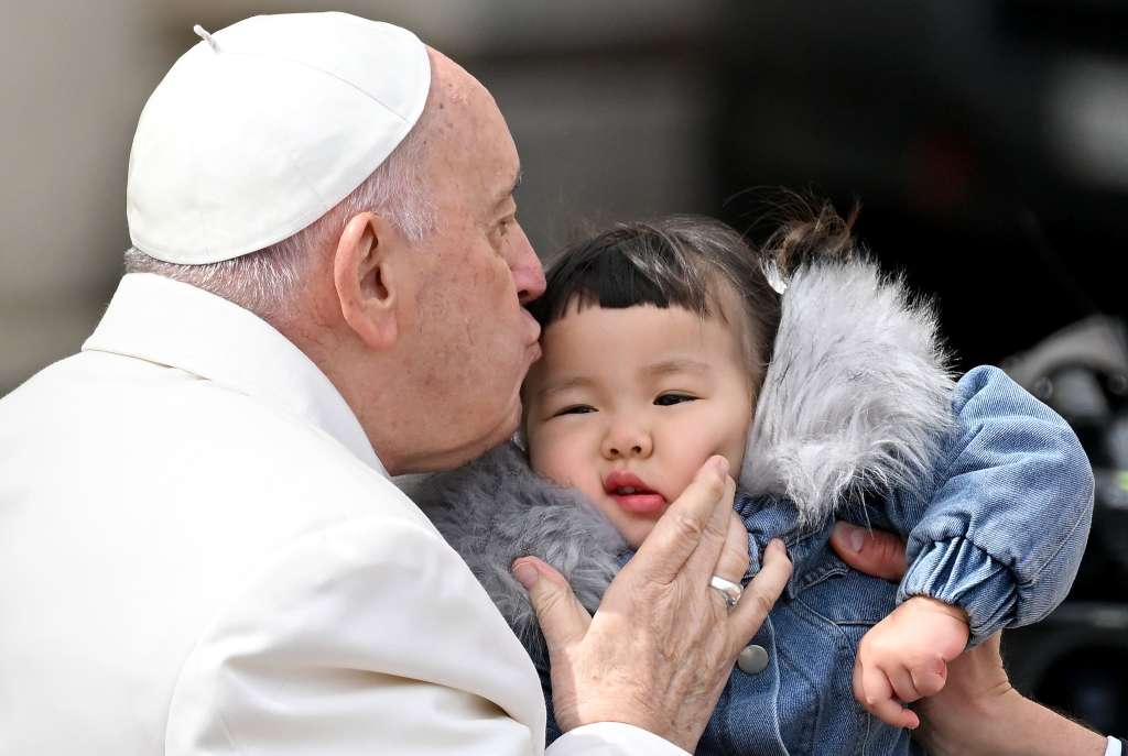 Ciudad del Vaticano, 29/03/2023.- El Papa Francisco besa a un niño al final de su audiencia general semanal en la Plaza de San Pedro, Ciudad del Vaticano, este miércoles.-EFE/ETTORE FERRARI