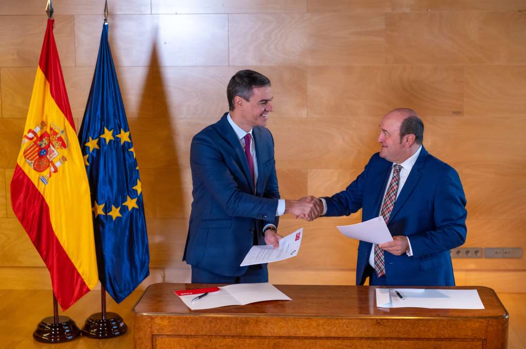 -FOTODELDIA- MADRID, 10/11/2023.- El presidente del Gobierno español en funciones y líder del partido socialista (PSOE), Pedro Sánchez (i) y el presidente del PNV, Andoni Ortuzar, firman este viernes un acuerdo con lo que se garantiza los votos necesarios para ser de nuevo investido en el Congreso como jefe del Ejecutivo. EFE/ Fernando Villar