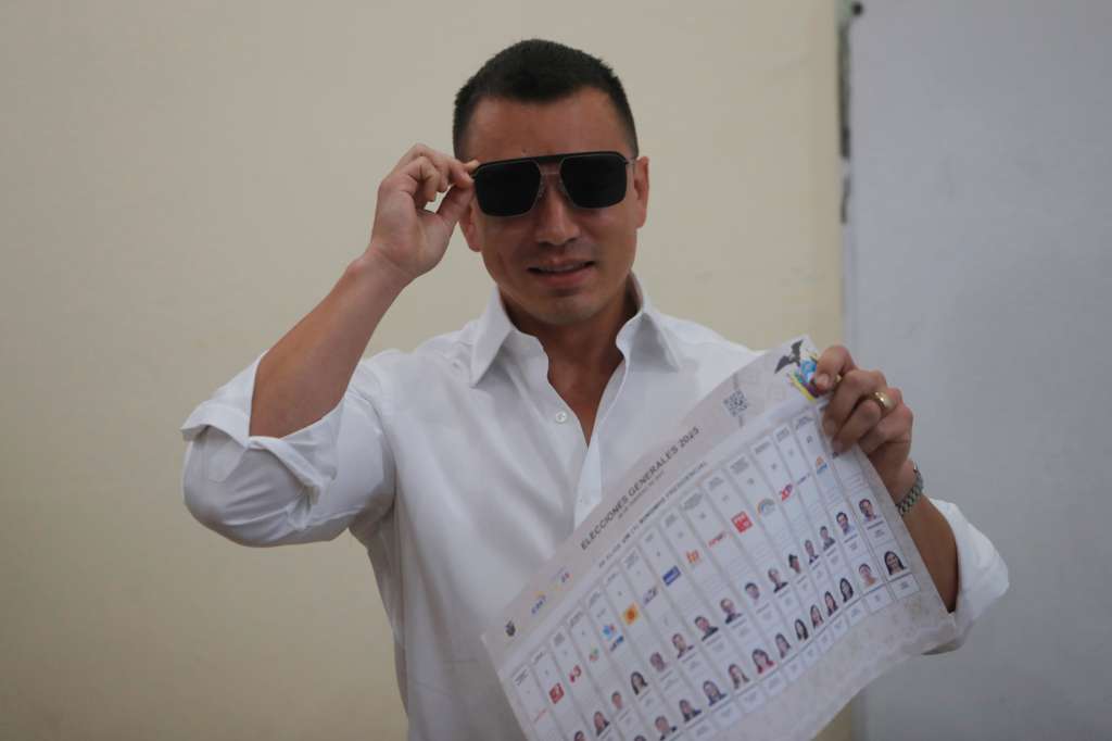 -FOTODELDÍA- AMDEP2197. OLÓN (ECUADOR), 09/02/2025.- El presidente de Ecuador, Daniel Noboa, muestra su voto este domingo, en un puesto de votación en Olón (Ecuador). Noboa votó sin dar declaraciones sobre la jornada electoral, donde es uno de los dos favoritos a llevarse la contienda junto a la candidata del correísmo, Luisa González. Noboa llegó al colegio Antonio Moya Sánchez, de la comuna de Olón, en la provincia costera de Santa Elena, acompañado de su esposa, Lavinia Valbonesi y Álvaro, uno de sus tres hijos. EFE/ Carlos Durán Araújo