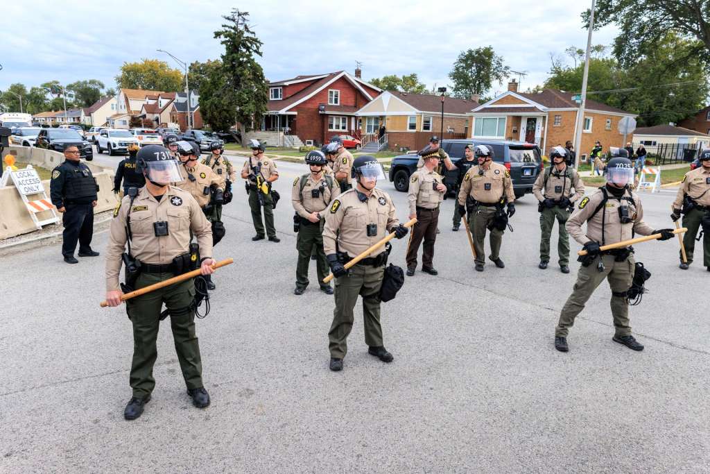 BROADVIEW (United States), 10/10/2025.- Officers of the Illinois State police stand in front of activists durring a demonstration outside the ICE detention facility in Broadview, Illinois, USA, 10 October 2025. Texas National Guard is being deployed to Chicago to support ICE operations amid tensions over immigration enforcement. EFE/EPA/CRISTOBAL HERRERA-ULASHKEVICH