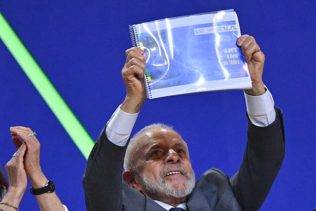 BRA50. BRASILIA (BRASIL), 30/07/2024.- El presidente de Brasil Luiz Inácio Lula da Silva, participa en la ceremonia de inauguración del V Congreso Nacional de Ciencia, Tecnología e Innovación, este martes en Brasilia (Brasil). Lula se comprometió a fomentar el desarrollo de una inteligencia artificial "puramente brasileña", a fin de evitar que esas herramientas lleguen al país solo desde las grandes potencias tecnológicas. EFE/Andre Borges