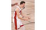 Los Heat derrotan a los Lakers en un final de infarto y siguen con vida
