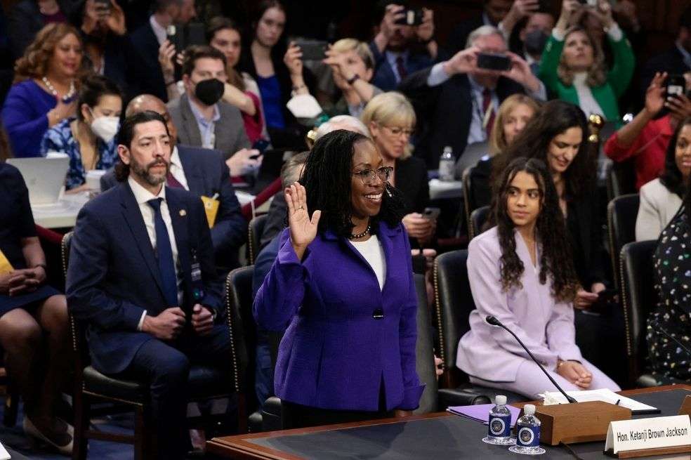La jueza nominada a la Corte Suprema de los Estados Unidos, Ketanji Brown Jackson, presta juramento durante su audiencia de confirmación ante el Comité Judicial del Senado.