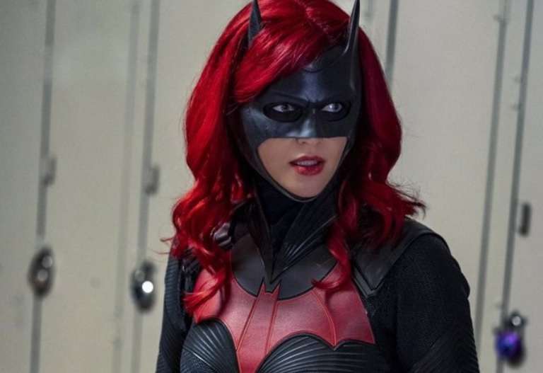 La actruz Ruby Rose interpretando a Batwoman.