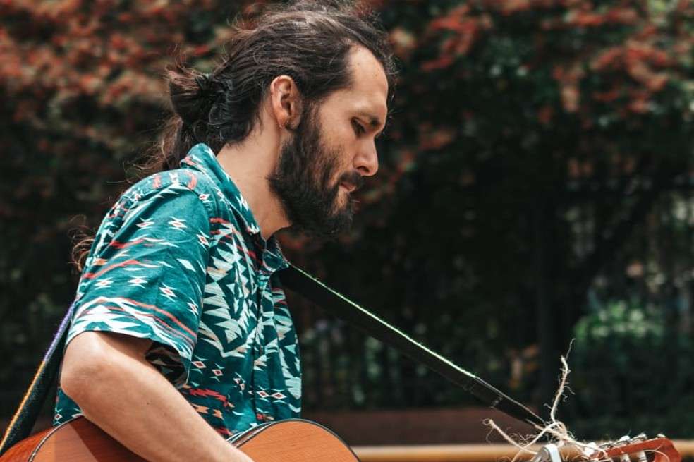 Aristi es el proyecto solista de Sergio Gonzalez Aristizabal, conocido en la escena alternativa por su trabajo en bandas como Animales Blancos, Surcos y Coco Mano.