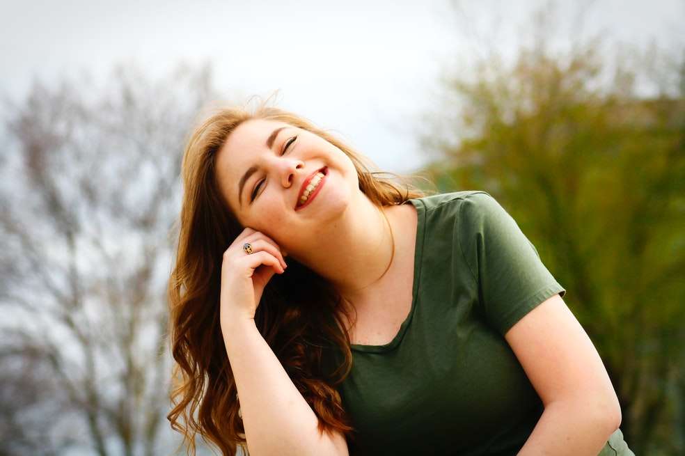 Libra
Los Libra son adorables y encantadores desde el primer momento. Su sensibilidad y sentimentalismo hace que a los ojos de los demás sean vistos como personas agradables y dulces. Los que los rodean quieren estar a su lado y disfrutar de la buena vibra que transmiten.
El ser así de adorables los hace cautivadores e irresistibles, lo que los convierte en blanco de muchos halagos y pretendientes. Su búsqueda por el equilibrio hace que transmitan de forma natural mucha tranquilidad y dulzura.
