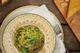 Cena en casa: linguini al pesto con ricota y queso parmesano