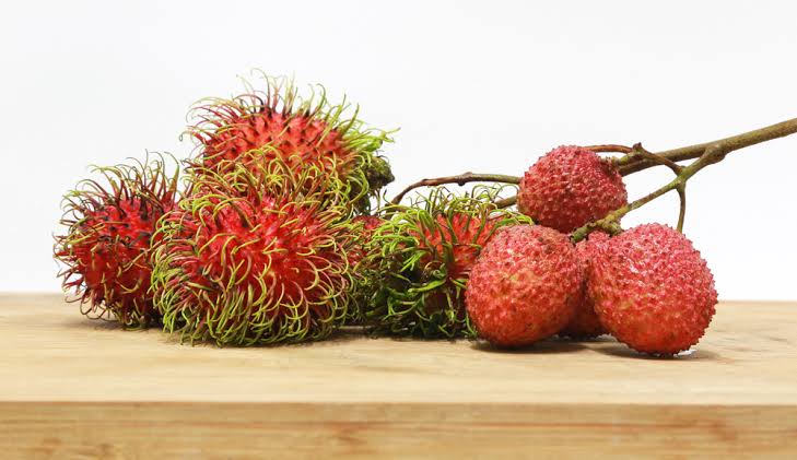 El de la izquierda es el rambután y el de la derecha es el lichi.