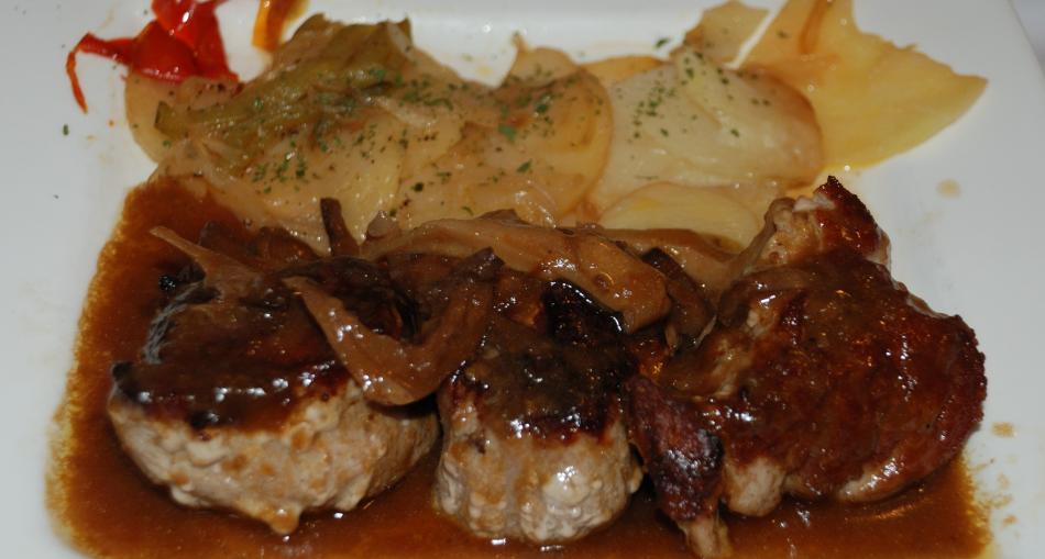 Cerdo glaseado en salsa, con frutos secos