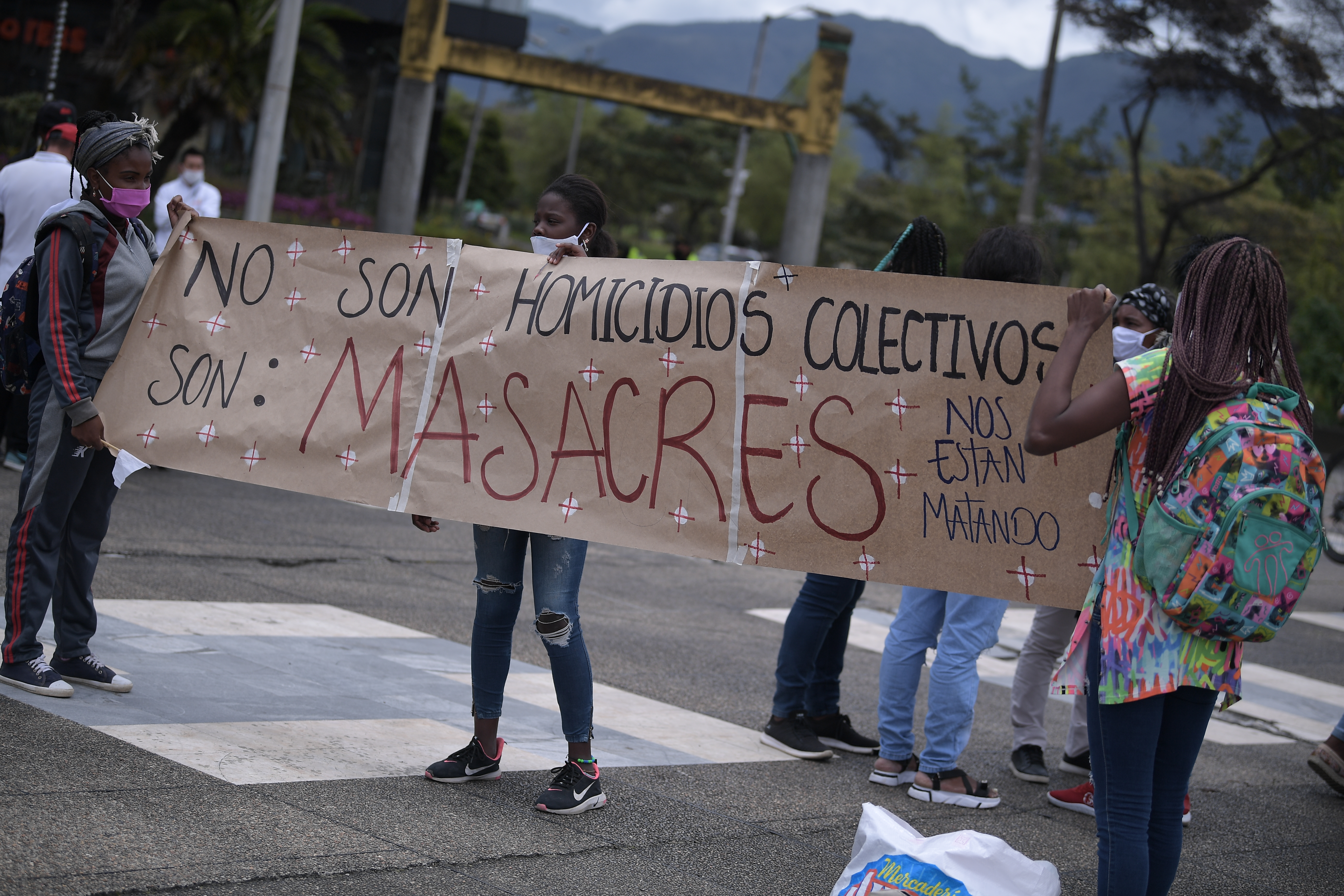 Plantón frente al bunker de la Fiscalía para protestar contra las recientes masacres ocurridas en diferentes regiones de Colombia. Estudiantes y colectivos afrodescendiente pidieron que las autoridades actúen para que haya justicia.