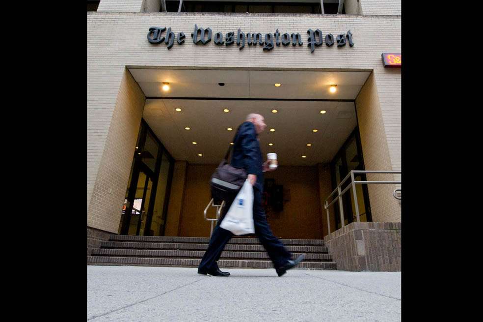 Un hombre pasa por el Washington Post el 6 de agosto de 2013 en Washington, DC.