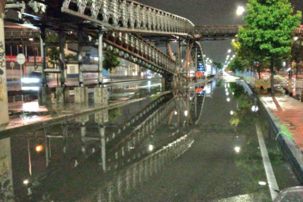 Inundaciones en una ruta de Transmilenio
