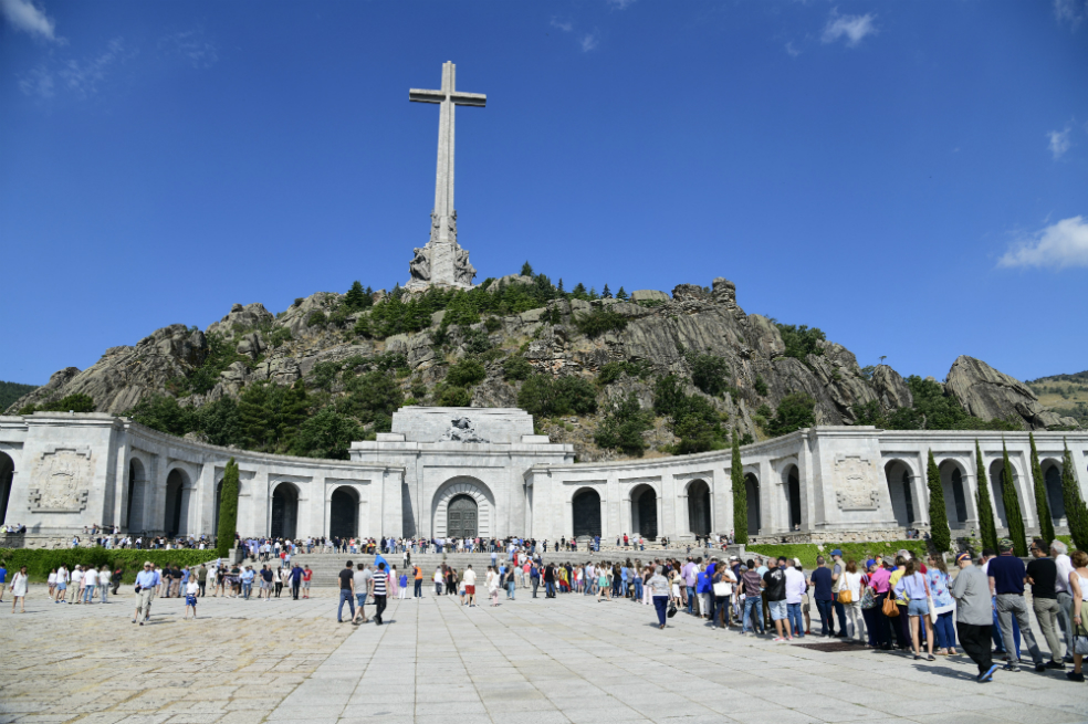 Entrada a la basílica ubicada en el Valle de los Caídos. / AFP