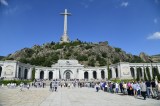 Por morbo o curiosidad antes de su traslado, la tumba de Franco atrae miles de visitantes
