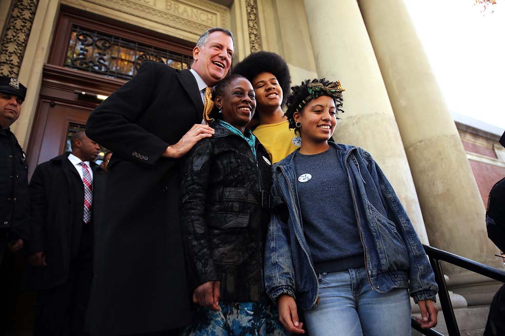 Bill de Blasio con su esposa y sus hijos en Nueva York. / AFP