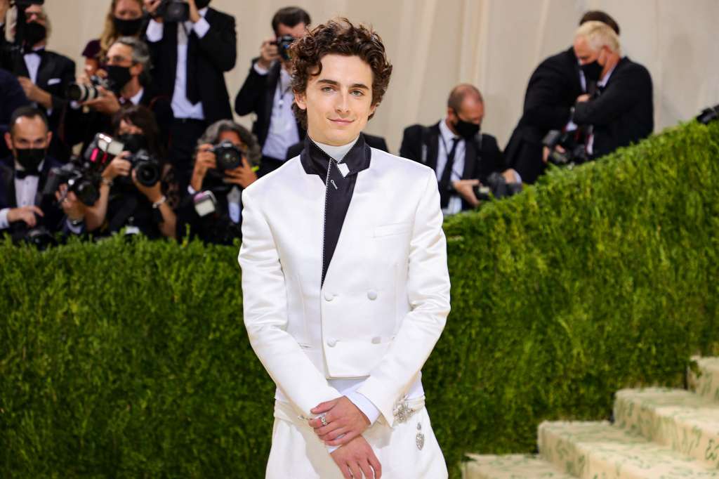 Timothée Chalamet compartió a través de sus redes sociales un pre-Met Gala. El actor uso un traje blanco, acompañado de unas zapatillas Converse.