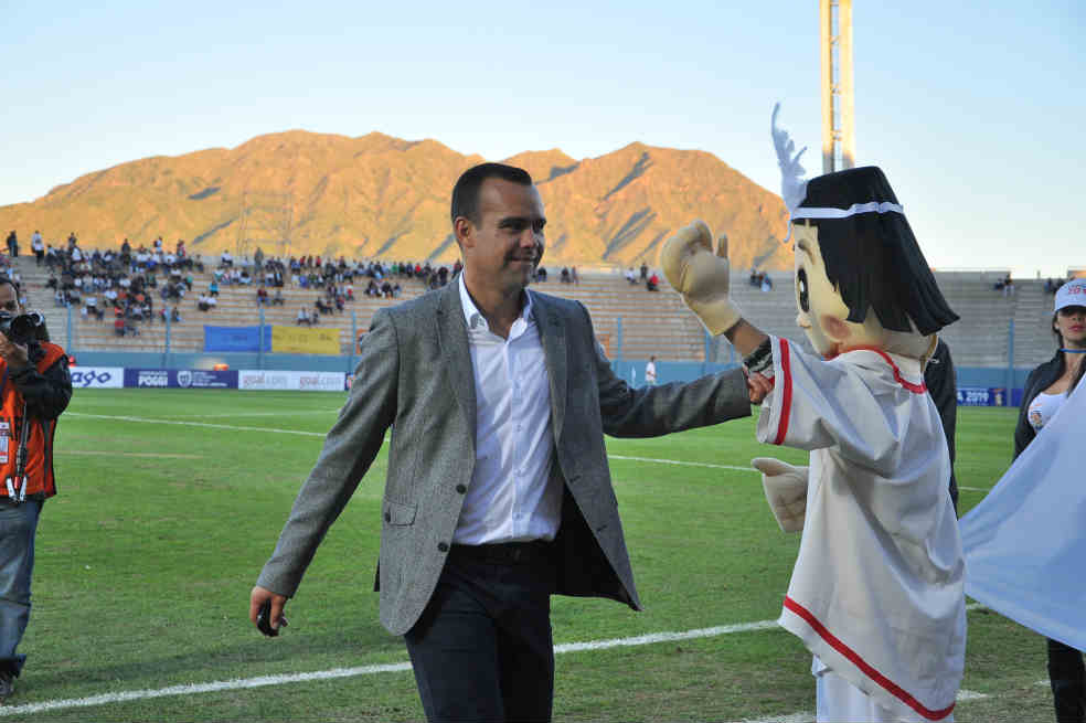 Rafael Dudamel, en el estadio Juan Gilberto Funes, de San Luis, junto a la mascota del Suramericano Sub 17 de Argentina. Foto de Marina Balbo / El Diario de La República