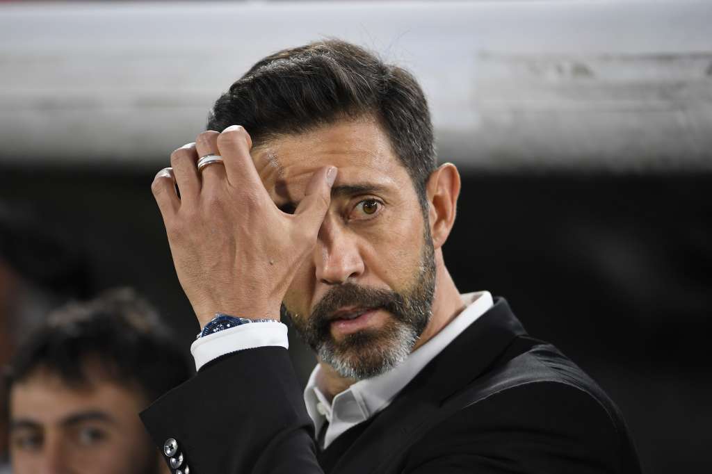 Director Técnico uruguayo de Santa Fe en el partido ante Once Caldas por la quinta fecha de los cuadrangulares del grupo B de la Liga Betplay 2025-I.