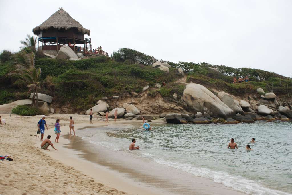Volcamiento de una embarcación en playa la Piscinita en el Tayrona es el resultado de transitar por rutas no autorizadas.