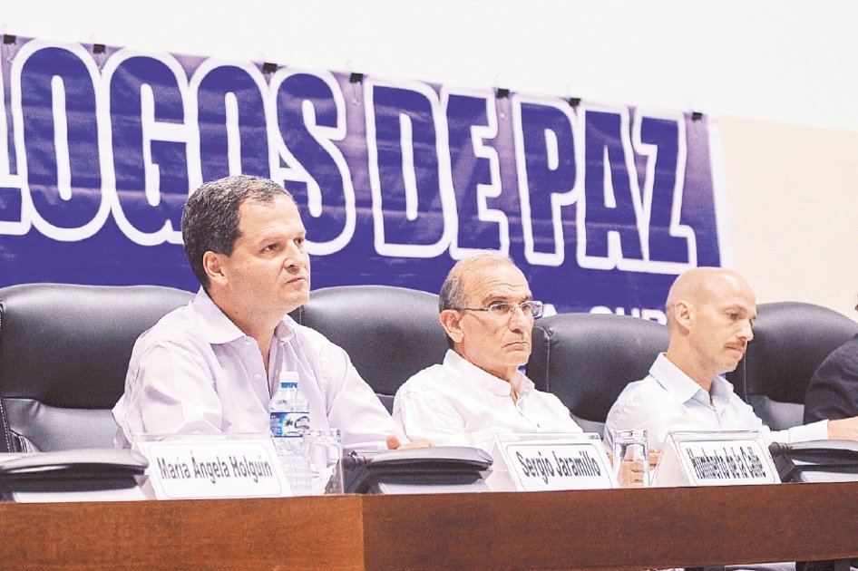 Delegados del Gobierno y las Farc, junto a los designados de los países garantes del proceso de paz, Cuba y Noruega, durante la rueda de prensa sobre desminado humanitario. /AFP