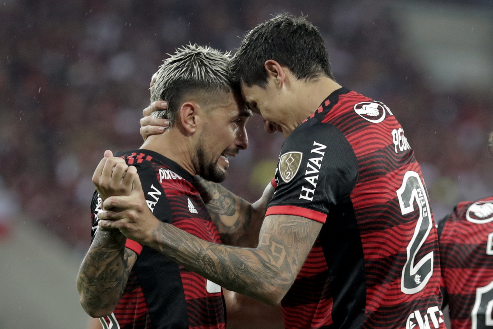 AMDEP5562. RÍO DE JANEIRO (BRASIL), 09/08/2022.- Pedro (d) de Flamengo celebra un gol con Giorgian de Arrascaeta hoy, en un partido de la Copa Libertadores entre Flamengo y Corinthians en el estadio Maracaná en Río de Janeiro (Brasil). EFE/ Antonio Lacerda