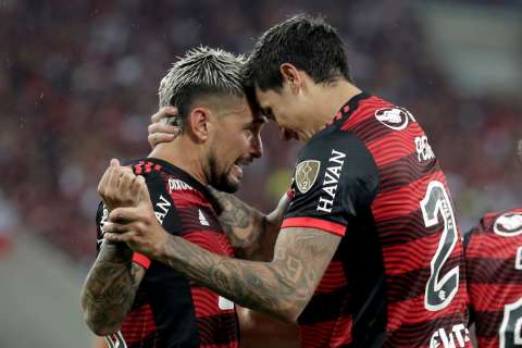 Flamengo barrió a Corinthians y es el primer semifinalista de la Libertadores