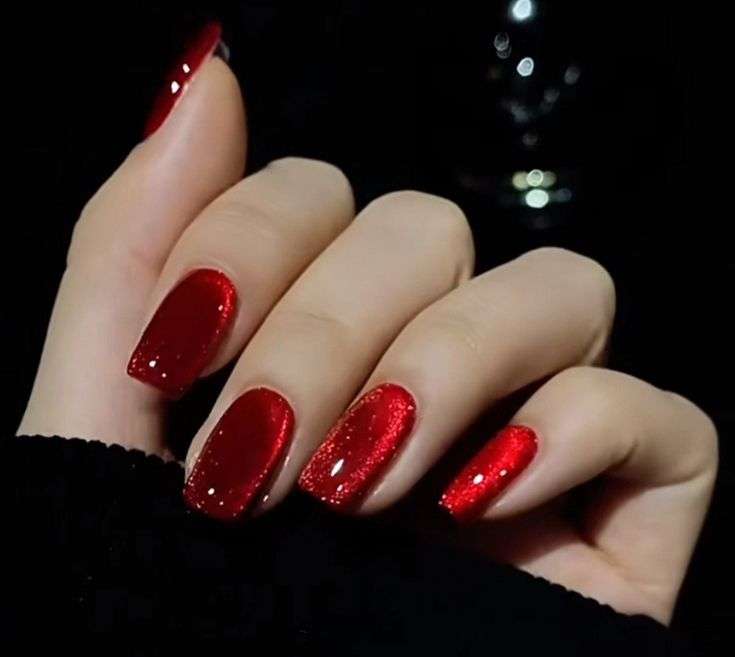 Este diseño es perfecto para una noche de fiesta. Necesitarás esmalte de uñas rojo y esmalte de uñas con brillo. Pinta tus uñas de rojo y deja que se sequen. Luego, aplica el esmalte con brillo en la punta de las uñas para un efecto degradado.