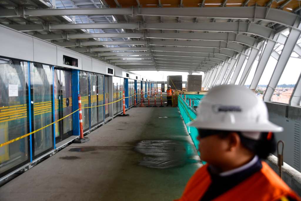 Primeros recorridos autónomos y energizados de los trenes de la Línea 1 del Metro de Bogotá sobre el viaducto entre la estación uno (Gibraltar) y a estación dos al sur de la ciudad. El recorrido contó con pasajeros invitados y asistentes que observaban el movimiento de los vagones sobre los rieles.