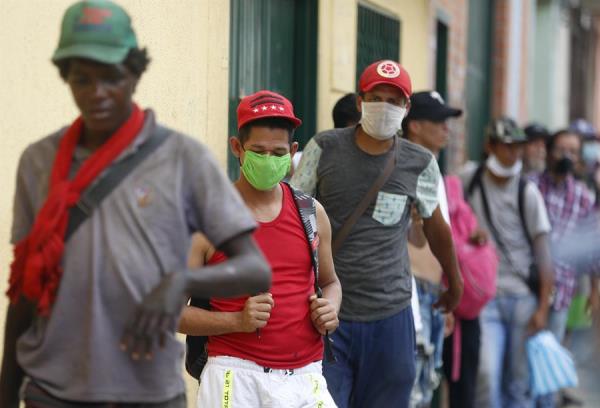 Ayuda humanitaria a población vulnerable en Cali. / EFE
