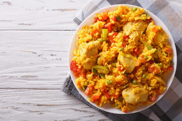 Esta es la receta para hacer arroz apastelado con pollo
