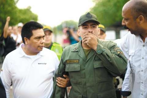 La difícil tarea de quebrar el apoyo militar a Maduro