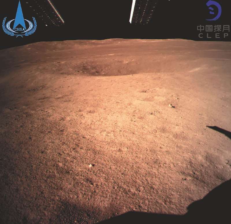 Esta es la primera imagen tomada por la sonda Chang’e 4 en el momento del alunizaje en la cara oculta de la Luna. / AFP