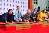 El elenco de la serie "The Big Bang Theory" dejó su huella en Hollywood