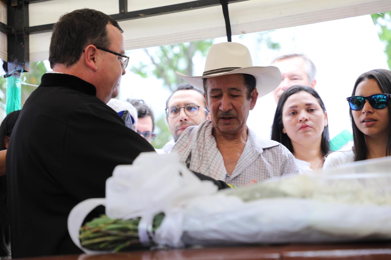 Gustavo de Jesús Lezcano recibió el cuerpo de su hijo este lunes 17 de enero de 2020.Cortesía JEPSiguió y cuando entró al cuarto, una de sus hermanas le contó que asesinaron a su esposo. Según su familia, Édison Lexánder, su hermano José Ángel y su tío Jorge Iván López acababan de llegar del trabajo y se estaban tomando un vaso de agua con la mamá de Rubiela, cuando escucharon granadas y disparos. Pocos minutos después Javier, el hermano de su amiga Flor, llegó a la casa angustiado, para protegerse del enfrentamiento.