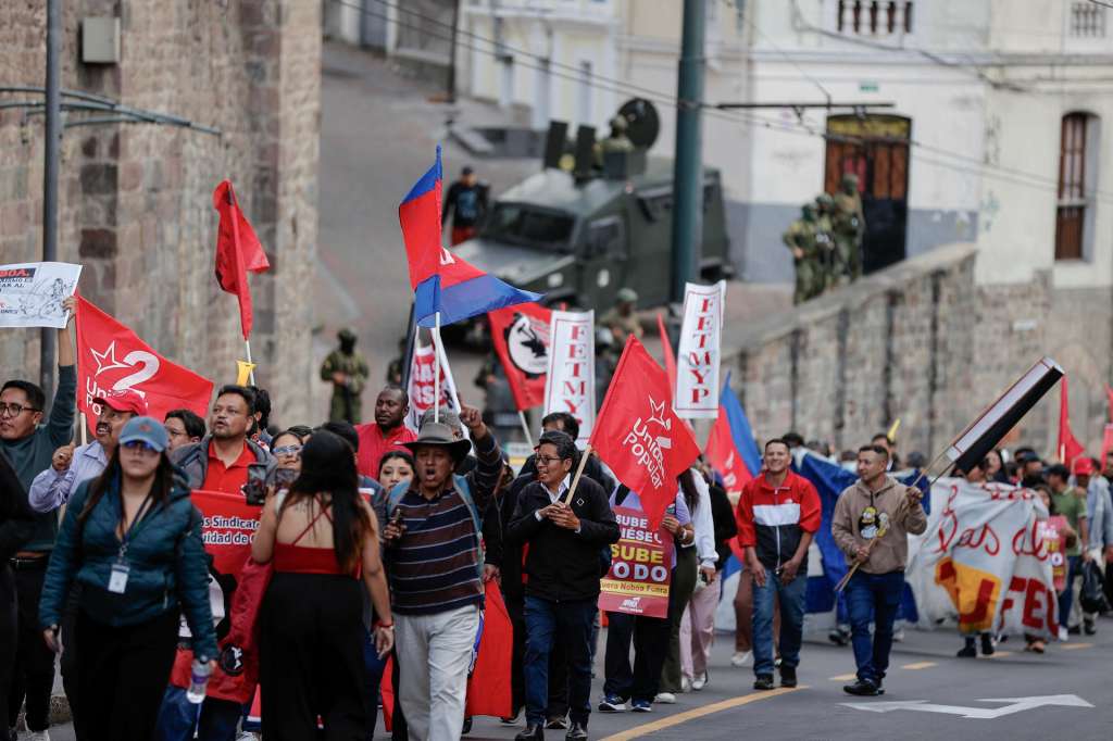 AME4518. QUITO (ECUADOR), 02/10/2025.- Representantes de grupos sociales sostienen carteles durante una manifestación este jueves, frente al Ministerio de Defensa, en Quito (Ecuador). El ministro del Interior de Ecuador, John Reimberg, amenazó con detener a los "actores intelectuales que están detrás" de "financiar la violencia" que se ha generado en las protestas indígenas por el alza del precio del diésel. EFE/ José Jácome