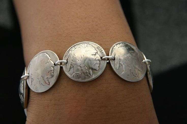 El significado de soñar con plata en la mano, un sueño que puede tener diversas interpretaciones dependiendo del contexto.