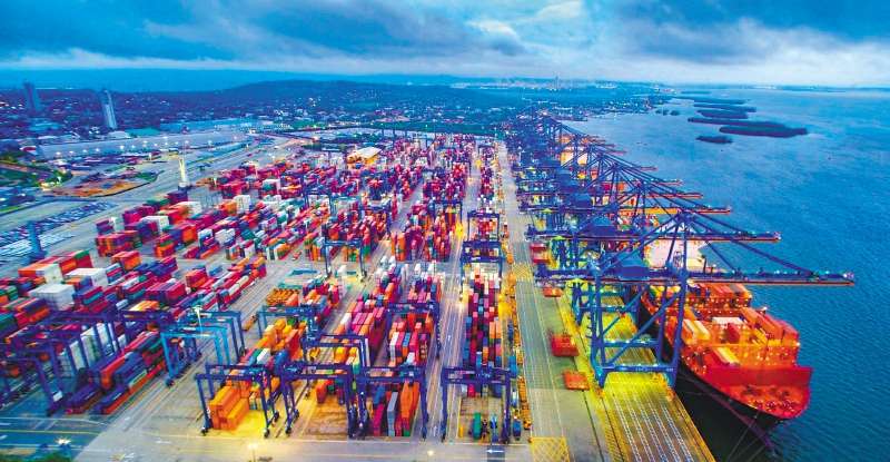 Los contenedores son estas grandes cajas de metal, algunas cuentan con sistemas de refrigeración propia, en donde se transportan todo tipo de bienes, como por ejemplo concentrados usados como alimentación de los animales. Se movilizan en los barcos de las grandes cadenas navieras. / Cortesía