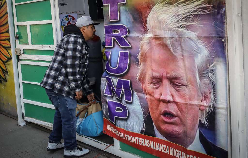 MEX5359. TIJUANA (MÉXICO), 18/11/2024.- Migrantes esperan en el albergue 'Movimiento Juventud 2000', el 15 de noviembre de 2024 en la ciudad de Tijuana (México). Asociaciones civiles de Tijuana, la mayor ciudad en la frontera norte de México, acusan al Gobierno de Claudia Sheinbaum de “no tener un plan” para afrontar la crisis migratoria que desatará Donald Trump, quien la semana pasada anunció nombramientos alineados a sus promesas de deportaciones masivas. EFE/ Joebeth Terríquez