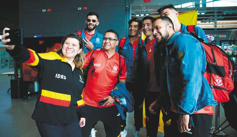 Blanca Durán, directora del Instituto Distrital de Recreación y Deporte, despide a algunos atletas que ya se desplazaron al Eje Cafetero. / IDRD