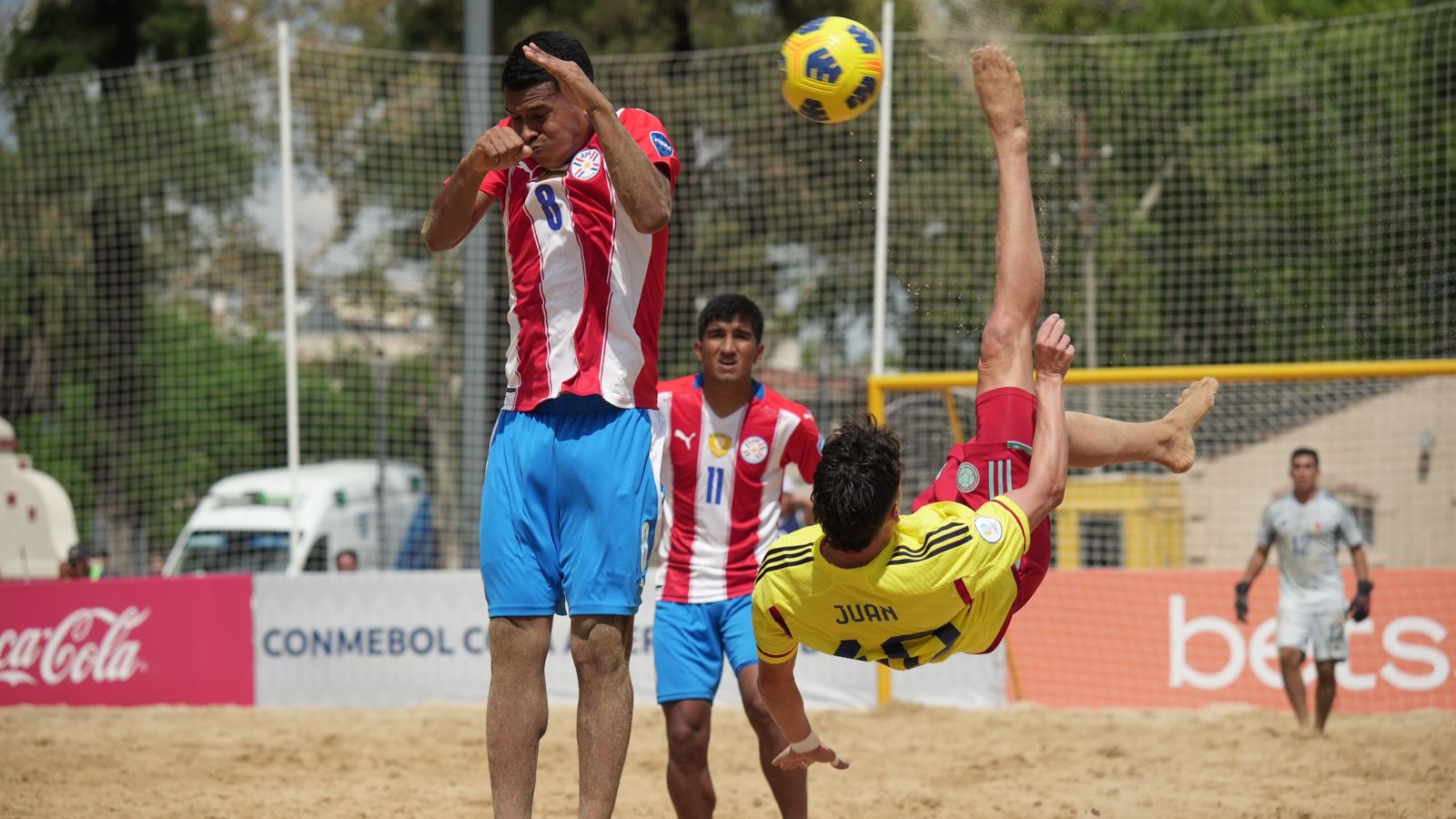Juan Fernando Ossa en el partido por el tercer puesto frente a Paraguay en la Copa América de Fútbol Playa 2023