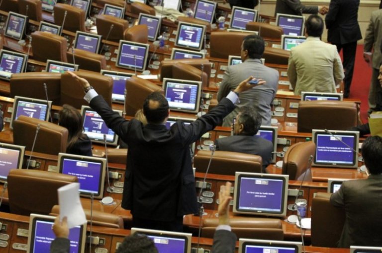 Estalla escándalo por ‘misiones’ de los congresistas al extranjero