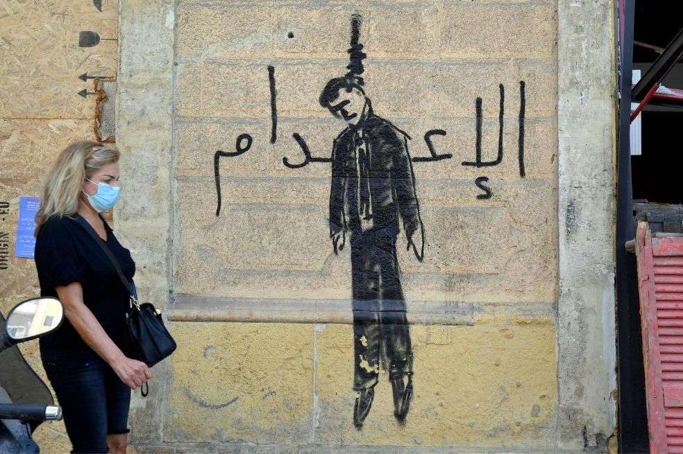 Los manifestantes en Beirut dibujaron este graffiti de un hombre que representa a los responsables de la explosión en el puerto de la capital.