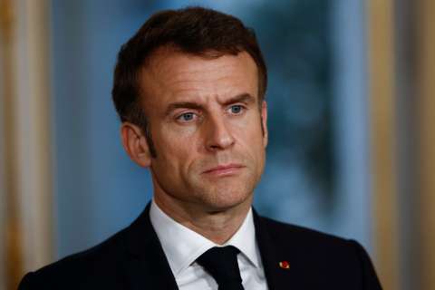 Macron coquetea con los sindicatos y arremete contra la oposición de izquieda